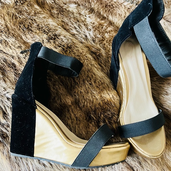 Black and gold wedges size 9 1/2! - Picture 5 of 5